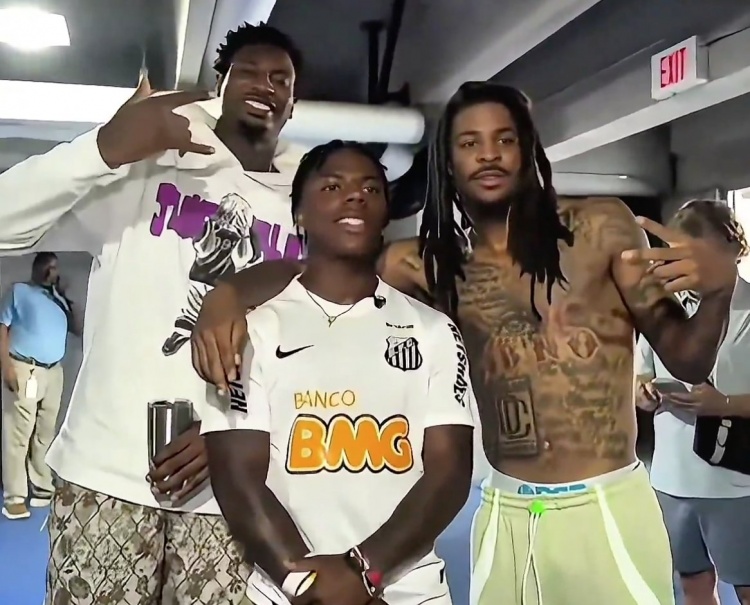 甲亢哥巧遇莫兰特与小贾伦，手持三折叠尽显球迷热情